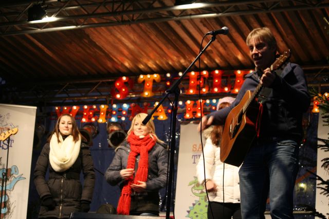 gal/2011/2011 Steeler Weihnachtsmarkt/2011 Saitentwist Steeler Weihnachtsmarkt 14.11 129.JPG